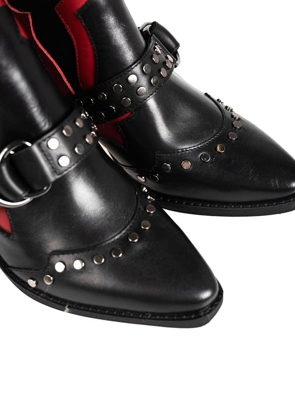 Comfortable slip-on
Side elastic for easy wearing
Pointed toe
Cowboy-style heel
Buckle-fastened front strap
Decorated with rhinestones
Branded sole
Made of high-quality genuine leather
Packaged in a company box