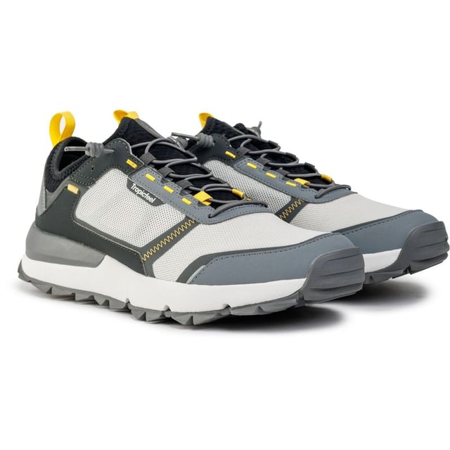 Recorre los senderos o explora la naturaleza de tu zona con las zapatillas Tropicfeel At X, confeccionadas con poliéster reciclado y suelas de goma duraderas de 3,5 cm. Estas zapatillas para correr resistentes al agua y de secado rápido, con tecnología sin olores, cuentan con un sistema de cordones Sprint y plantillas extraíbles para mayor comodidad. Perfectas para los aventureros con conciencia ecológica, son veganas y encarnan tanto el estilo como el compromiso con la sostenibilidad.