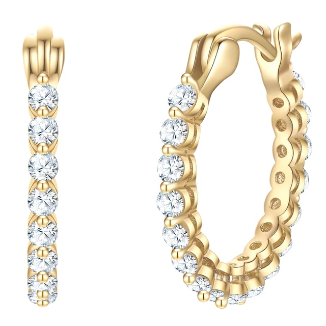 Make sure you look glamorous with these exquisite hoop earrings from the Glanzstücken München brand. The earrings, made of high-quality 925 sterling silver and refined with 14-carat yellow gold plating, radiate sophisticated elegance. Precisely faceted zirconia stones add sparkling accents and make your face shine. The practical folding closure ensures a secure hold and maximum comfort. These hoop earrings are more than just earrings - they make a statement. Perfect for special occasions or to add a touch of luxury to your everyday look. With Glanzstücken München you can rely on timeless elegance and exclusive quality.