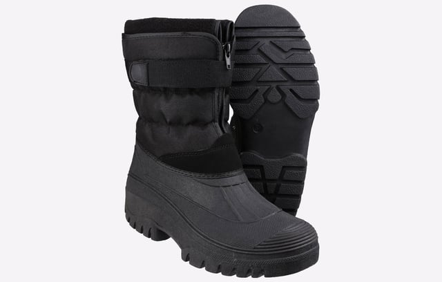 Mit Fleece gefütterter Hybrid-Schneestiefel mit wasserdichtem Gummi-Galosch, Zwickel-Reißverschluss vorne und Klettverschluss.
- Riemen mit Klettverschluss und Reißverschluss zum Anziehen- Obermaterial aus PU- Rutschfeste Laufsohle- Wasserdicht nur bis zum Galoschenbereich.