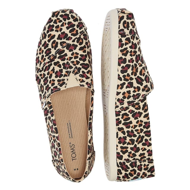 A safari for your feet. Our iconic silhouette, now with TOMS CloudBound sole, which provides extra comfort and cushioning that keeps feet happy for longer.
- Classic Alpargata- Textile uppers- Elastic gore for easy fit- Canvas footbed- Cloudbound featuring more comfortable fit and improved traction- Eco-EVA on selected styles- OrthoLite Eco LT Hybrid insoles made with 26% eco content (15% waste foam, 5% recycled content and 6% bio-oils)- Removable insole- Outsole height is approximately 10mm