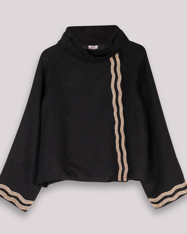 La Chaqueta Mónica es la elección perfecta para añadir un toque de elegancia a tus looks de invierno. Con su diseño minimalista y detalles dorados, esta chaqueta ofrece un estilo sofisticado y cómodo. Ideal para combinar con pantalones oscuros y botas para un look chic y moderno.
 
 
 
 Chaqueta evasé.
 
 Cierre cruzado con dos botones presión.
 
 Detalle en color dorado en manga y cuello.
 
 Tejido jacquard.