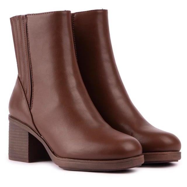 Get Ready To Embrace Day-to-night Chic With The Rocket Dog Sonora Platform Chelsea Boots. These Stylish Boots Feature A Black Faux Leather Upper, Chunky Heel, And Platform Sole As Well As A Zip Closure And Plush Foam Comfort Insole For Added Comfort. It's Time To Hit The Town In Style With This Essential Wardrobe Staple.