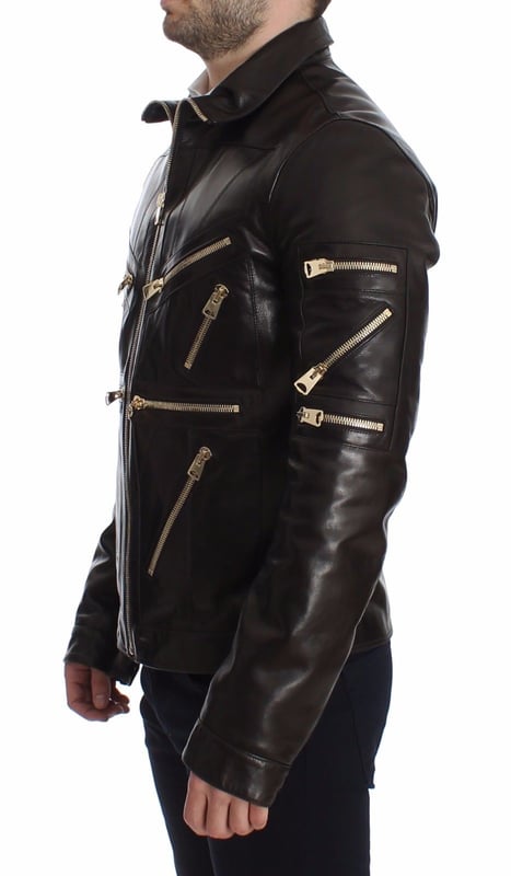 Atemberaubende Lederjacke aus braunem Lammleder von Dolce & Gabbana  
Exklusives Stück aus der MainLine-Kollektion  
Braune Farbe mit goldenen Metallelementen  
Vollständiger Reißverschluss  
Mehrere Außentaschen mit Reißverschluss  
Zwei Innentaschen  
Gravierte Logo-Metallelemente  
Hervorragende Passform und Komfort  
Hergestellt in Italien  
Material: 100% Lammleder  
Futter: 44% Acetat, 41% Viskose, 15% Lammleder  
Material: 100% Lammleder