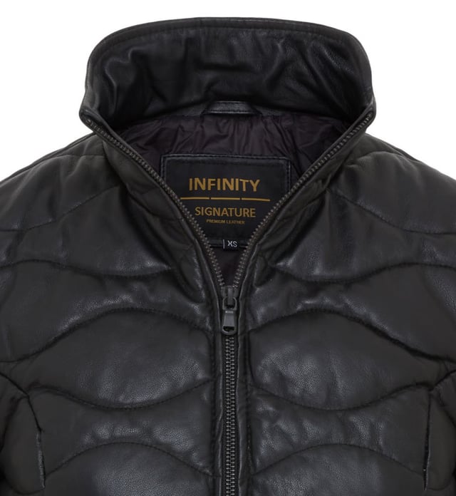 Experimente la combinación perfecta de sofisticación y practicidad con nuestra chaqueta acolchada de cuero para mujer Infinity Signature Range. Confeccionada con cuero napa de oveja de primera calidad, esta chaqueta presenta un innovador acolchado aislante y líneas de acolchado de guiones horizontales escalonados para una calidez superior y un estilo atemporal. Diseñada con la funcionalidad en mente, cuenta con una cremallera UMZ expuesta, cuello alto, para mayor comodidad. Los bolsillos calientamanos con cremallera brindan calidez, mientras que el interior completamente forrado en algodón con dos bolsillos verticales con cremallera y un bolsillo para el teléfono garantiza comodidad. Esta chaqueta redefine la elegancia y la durabilidad, lo que la convierte en una adición esencial a su guardarropa. Características principales: Cuero napa de oveja de primera calidad para una suavidad lujosa. Acolchado aislante para mayor calidez y estilo. Cremallera UMZ expuesta y cremallera inteligente en el cuello para detalles únicos. Puños con ribete elástico para mayor comodidad y protección. Dos bolsillos calientamanos con cremallera y dos bolsillos interiores. Interior completamente forrado en nailon con dos bolsillos con cremallera y un bolsillo para el teléfono. Diseño atemporal perfecto para un estilo versátil.