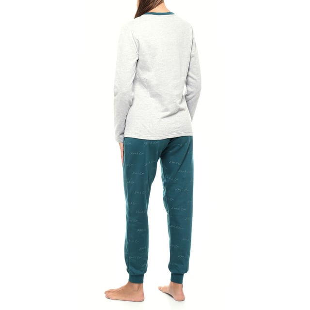 Pijama mujer de invierno afelpado de Kisses&Love. ¡Pijamas invierno de primera calidad!

El pijama para mujer afelpado combina una camiseta de manga larga con cuello redondo y un pantalón largo. 

Confeccionado en materiales suaves, abrigados y transpirables, asegura comodidad durante toda la noche. 

Ideal para el invierno, este conjunto ofrece un equilibrio perfecto entre estilo y confort para un descanso reparador.

Diseños exclusivos y variedad de estampados: Los pijamas mujer invierno están disponibles en una amplia gama de diseños exclusivos y estampados, permitiéndote elegir entre diferentes estilos que reflejan tu personalidad y gusto. Desde estampados hasta tipografías, colores vibrantes y otros más suaves, cada pijama ofrece un toque único y especial.

Fácil cuidado y durabilidad: Fabricado en algodón afelpado resistente, y algunos modelos con un leve porcentaje de poliéster, el pijama de mujer es fácil de lavar a máquina y mantiene su suavidad, color y forma lavado tras lavado. Este fácil mantenimiento garantiza que el pijama siga siendo una prenda favorita en tu guardarropa, ofreciendo durabilidad y practicidad a lo largo del tiempo, especialmente durante las estaciones más frías.

Pijama de invierno mujer, el regalo perfecto para el día de la madre, aniversario, navidad, año nuevo, cumpleaños, ¡y muchas cosas más!

¡Elige estilo, calidad y confort con Kisses&Love!
 Composición: 100% Algodón
 Cuidados:
- Lavar a temperatura máx. 30º.
- No usar lejía.
- No usar secadora.
- Planchar a baja temperatura máx. 110º.
- No lavar en seco.