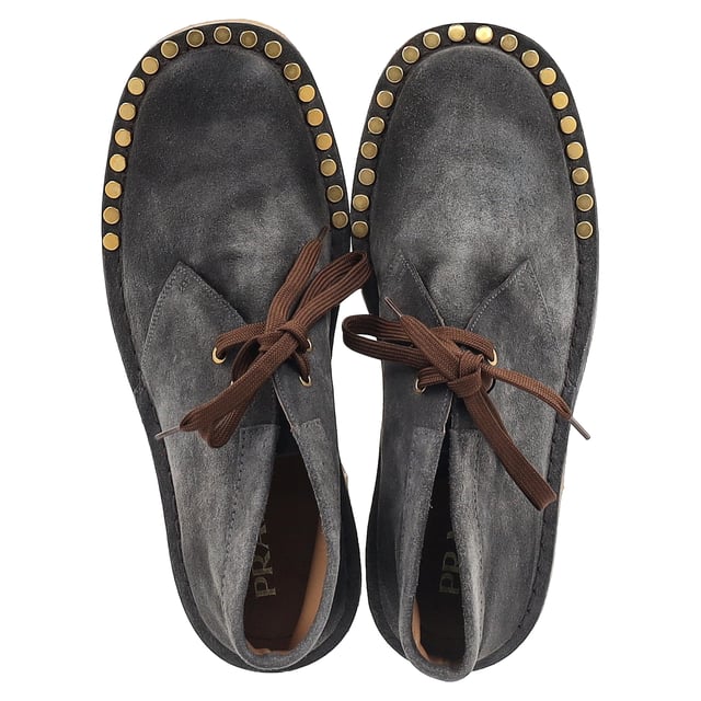 Prada Gestepptes Schnürstiefel im grauen Wildleder VINTAGE, NP WIE NEU
Fügen Sie Ihrer Schuhkollektion mit den Prada Nieten-Schnürstiefeln aus weichem grauem Wildleder einen Hauch von edgy Luxus hinzu. Diese Stiefel vereinen die klassische Desert-Boot-Silhouette mit zeitgemäßen Details und verfügen über auffällige Nietenakzente, die einen gewagten, modeorientierten Twist bieten. Das reiche graue Wildleder verleiht einen raffinierten, vielseitigen Look, während die Nieten ein unerwartetes Element von Textur und Stil hinzufügen, was diese Stiefel zur perfekten Balance aus rustikalem Charme und hochwertiger Eleganz macht.
Prada Nieten-Schnürstiefel aus grauem Wildleder
Zustand: Sehr gut
Abnutzungserscheinungen: Geringfügige Markierungen, leicht benutzt, aber sehr gut gepflegt. Kleinere Abnutzungen an den Sohlen und Faltenbildung, leichte Kratzer an Sohlen und Fersen.
Verpackung: Staubbeutel
Farbe: Grau
Material: Wildleder | Wildleder
Größe: UK | 10/US11/IT44/FR44 1/3
Maße: Absatzhöhe: 30; Innensohle Länge: 350
SKU: MRPPUGBSH450798M