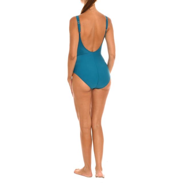 Bañador escote en pico EB1713C mujer.

Presenta un escote de pico en la parte delantera, creando una silueta femenina y elegante.
Incluye copas para dar soporte y realce al busto.
Completamente forrado.
Presenta tirantes ajustables que permiten personalizar el ajuste y la cobertura.
En la espalda, tiene un corte en pico, dejando una parte de la espalda al descubierto.
Este bañador de Teleno es una opción atractiva y versátil para lucir en la playa, piscina u otras actividades acuáticas.
Su diseño elegante y femenino lo convierte en una prenda adecuada tanto para un día de playa como para eventos o situaciones más formales.
 Composición: Exterior: 82% Poliamida, 18% Elastano.
Forro: 92% Poliéster, 8% Elastano.
Copa: 100% Poliéster
 Cuidados:
Lavar a mano máximo 30º.
No usar secadora.
No usar lejía.
No planchar.
No lavar en seco.
No estrujar.