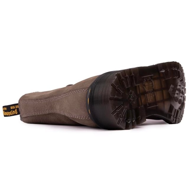 Botas grises con cordones Dr. Martens 1460 Serena para mujer. con una parte superior de cuero. con un sistema de cordones de 8 ojales y la firma AirWair en el talón. Estas botas altas para mujer tienen un suave forro de piel sintética. El inconfundible ADN del DOC como las icónicas costuras amarillas. Marca AirWair y suela Goodyear con amortiguación de aire y banda de rodadura resistente.
