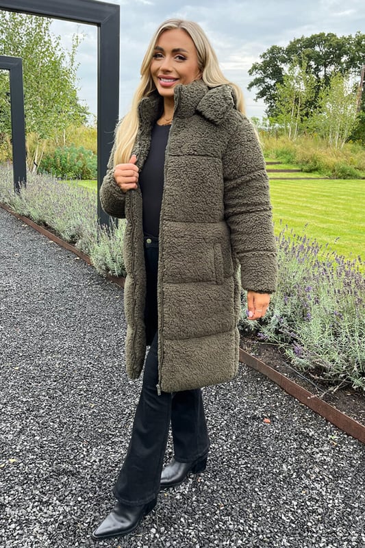 Keep cosy this season in our Khaki Teddy Panelled Long Coat! Featuring a soft borg fabric, this style has long sleeves, two front pockets, a standing collar and a zip fastened front. Simply pair with your favourite jumper and jeans, for a cosy yet casual look!

Model wears: S/MModel's height: 165cm/ 5'5"Approx length from centre back to hem: 98cmFabric composition: 100% PolyesterColour: KHAKI