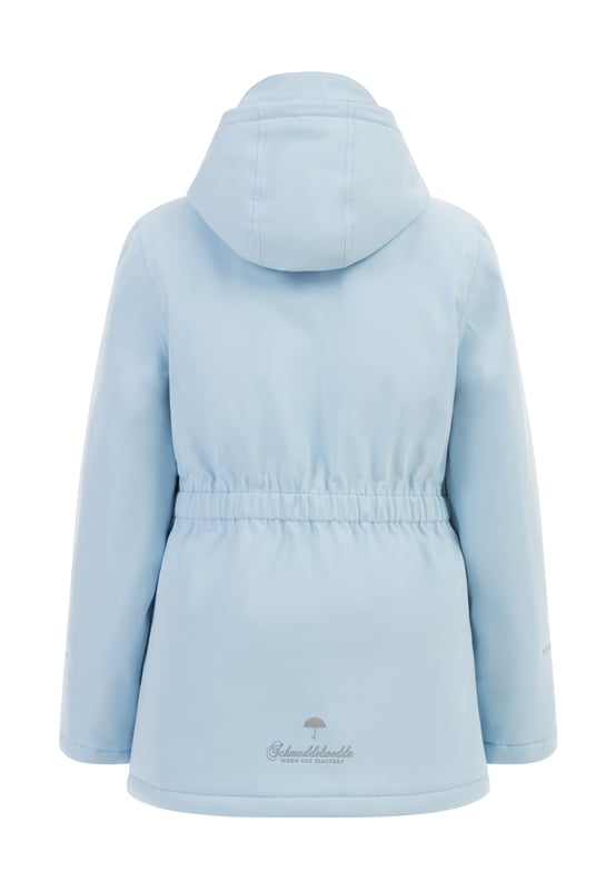 Die Artic-Winterjacke von Schmuddelwedda gibt es jetzt auch für die Kleinen. Abgefüttert mit einem weichen Fleece-Stoff sorgt die Wattierung für eine ideale Isolierung. Und auch bei Nässe bietet sie zuverlässigen Schutz, denn das atmungsaktive Obermaterial ist wasser- und winddicht. Die leichte A-Linie wird auf der Rückseite mit einem Gummizug in Form gebracht und endet in einer abgefütterten Kapuze mit Regenschutz. Zwei Pattentaschen sowie lichtreflektierende Logo-Prints runden die Jacke ab.  Winterjacke