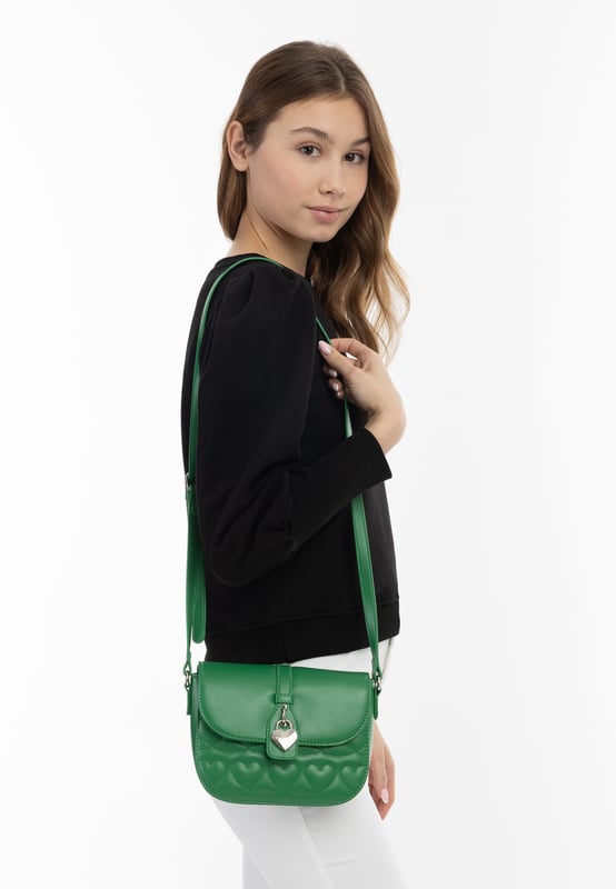 Werten Sie Ihren Stil mit dieser strukturierten Umhängetasche mit geprägten Herzen auf der Vorderklappe auf. Der metallische Herzanhänger verleiht dem femininen Design einen Hauch von Raffinesse. Der Riemen und die klaren Linien machen es perfekt für modebewusste Menschen, die ein schickes Accessoire suchen.  Umhängetasche
