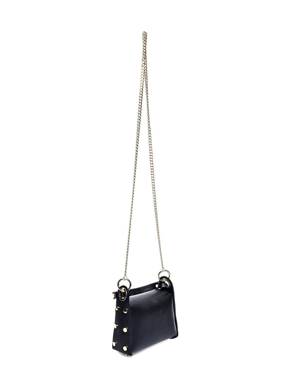 Tas met handvat aan de bovenkant
100% rundleer
Flapover sluiting met sluiting
Detail met noppen aan de zijkant
Afmetingen: 13x19x7 cm
Handvat 11cm
Schouder ketting 105cm