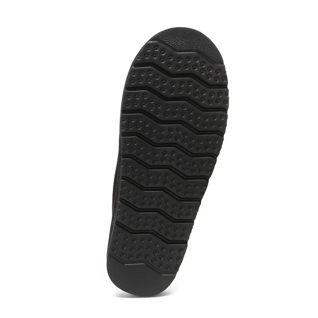 EVER AU Herenpantoffels-LARK De Lark Slippers omarmen een minimalistische maar authentieke aanpak en geven prioriteit aan uitzonderlijke kwaliteit, functionaliteit en langdurige prestaties. Deze pantoffel is gemaakt met een tijdloos leren suède bovenwerk en versierd met Australische schapenvacht en is voorbestemd om een essentieel item in je schoenencollectie te worden. Beschrijving: Suède bovenwerk Schapenvacht-wollen voering Binnenzool van schapenvachtwol EVA-zool Technologieën: Waterbestendig bovenwerk Lichtgewicht buitenzool