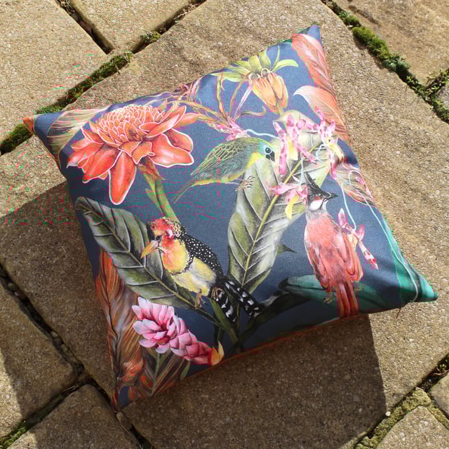 Bring the tropical feels to your outdoor space. Featuring a trio of exotic birds, this fully reversible design in vibrant orange tones is sure to stand out in any garden.
