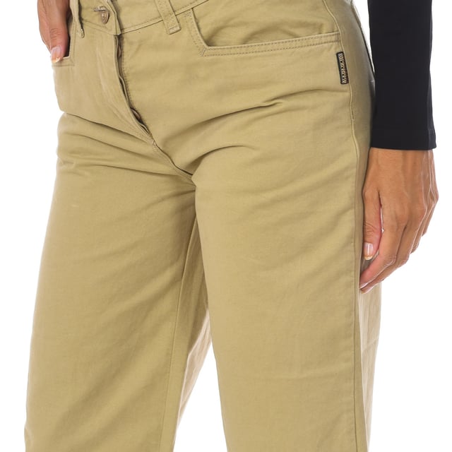 Pantalón pirata Napapijri.
Color Beige
Cinturilla con cierre de botones.
Dos bolsillos en laterales y parte trasera.
Nombre de la marca estampado en lateral.
Costuras vistas a tono.

Composición:  100% Algodón

Lavar máximo a 30ºC.
- No planchar.
- Permite usar secadora.
- No usar lejía.
- No admite el lavado en seco.