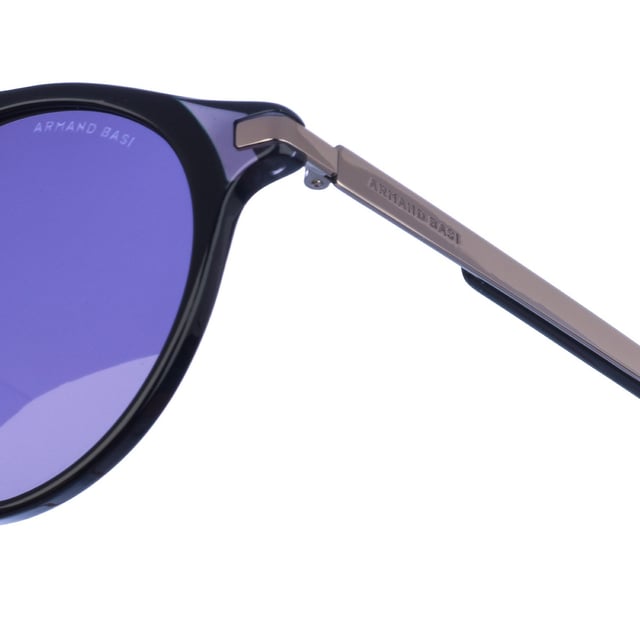 Gafas de sol Armand Basi con montura de acetato.
 Color Negro
 Forma ovalada.
 Lentes de color Negro
 Patillas metalicas y acabado en acetato.
  Nombre de la marca grabado en la lente.
 100% Protección UV. 
 Incluye una funda de tela de protección.
Los colores reales del producto pueden variar ligeramente con respecto a los colores que muestra su monitor.
 
 Medidas  Ancho lente: 52 mm. Puente: 21 mm. Patillas: 145 mm.
 
 Limpiar las gafas con agua y jabón (neutro).
 - No utilice paños sucios o abrasivos, que puedan alterar las características de los filtros.
 - Utilice solo accesorios y repuestos originales.
