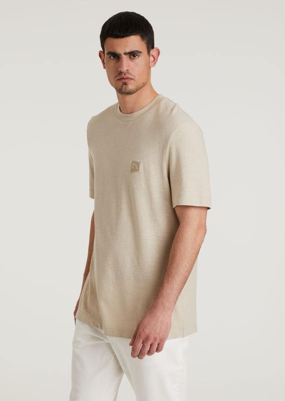 Airy, basic T-shirt from CHASIN' the Ethan Linen. This shirt has a round neck, short sleeves and a regular fit. This item is made of a cotton/linen mix, which makes it feel airy and soft.