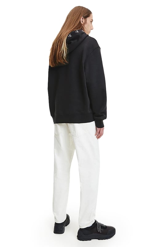 Este suéter para hombres de CALVIN KLEIN JEANS está hecho de una mezcla de algodón. El modelo tiene capucha y mangas largas. Detalles de este suéter: bolsillo tipo canguro.