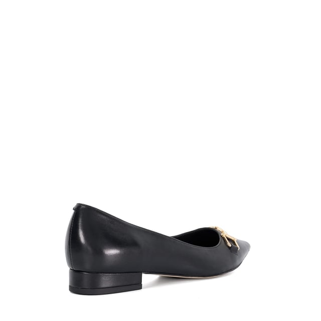 With a strong focus on stylish flats for the season ahead, Hillington has been designed to elevate your everyday. This pointed ballet flat profile features our bespoke 'mirror-D' snaffle trim and has been crafted from premium leather.