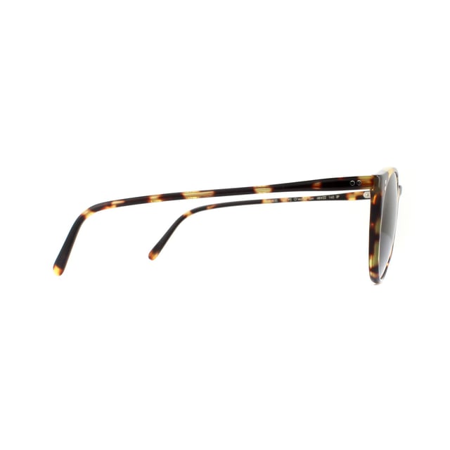 Las gafas de sol Oliver Peoples O'Malley 5183S 1407P2 Vintage DTB Midnight Express Polarizadas se inspiran en la montura clásica utilizada por el antiguo dueño de los LA Dodgers. Esta forma icónica es uno de los diseños más reconocibles de Oliver Peoples, con lentes distintivamente redondos, placas hechas a mano y un puente en forma de llave. Las patillas delgadas llevan el logo de Oliver Peoples en las puntas. Cada par es completamente hecho a mano, lo que resulta en patrones únicos formados para cada montura.
