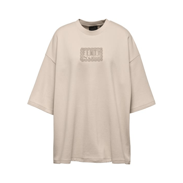 Puma x Rihanna Fenty Oversized Women's Pink Tint Top - een perfecte mix van fashion-forward design en comfortabele stijl, gemaakt in samenwerking met Rihanna's Fenty merk, om je casual garderobe een vleugje urban chic en vrouwelijke elegantie te geven.

Belangrijkste kenmerken:

 1. Unieke samenwerking:  De Puma x Rihanna Fenty samenwerking brengt Rihanna's uitgesproken stijl samen met Puma's expertise, wat resulteert in een opvallend stuk dat zowel modieus als comfortabel is.

 2. Delicate roze tint: De zachtroze tint van de top voegt een vleugje vrouwelijkheid toe aan je ensemble. Deze zachte kleurkeuze voegt een gevoel van elegantie en moderniteit toe aan je outfit.

 3. 3. Oversized silhouet:  Het oversized ontwerp van de top geeft je look een eigentijdse en relaxte uitstraling. Het biedt een ontspannen pasvorm die moeiteloos over je lichaam valt en zorgt voor een modieuze maar comfortabele uitstraling.

 4. Premium Comfort Stof:  De top is gemaakt van hoogwaardige materialen en voelt zacht aan op je huid. De stof zorgt de hele dag door voor comfort en behoudt een stijlvolle uitstraling.

 5. Veelzijdige styling:  De zachtroze tint en het oversized silhouet maken deze top ongelooflijk veelzijdig. Draag hem met een jeans of legging voor een casual look voor overdag, of combineer hem met een korte broek en sneakers voor een moeiteloos modieus ensemble.

 6. Subtiele Branding:  De Puma x Rihanna Fenty Oversized Women's Pink Tint Top heeft discrete merkelementen die een vleugje authenticiteit en stijl aan je outfit toevoegen en de toewijding van de samenwerking aan kwaliteit en eigentijdse esthetiek weerspiegelen.

 7. Moeiteloze stedelijke elegantie:  De Puma x Rihanna Fenty Oversized Women's Pink Tint Top staat voor stedelijke elegantie en biedt een gemakkelijke manier om je individuele stijl te uiten met een vleugje verfijning.