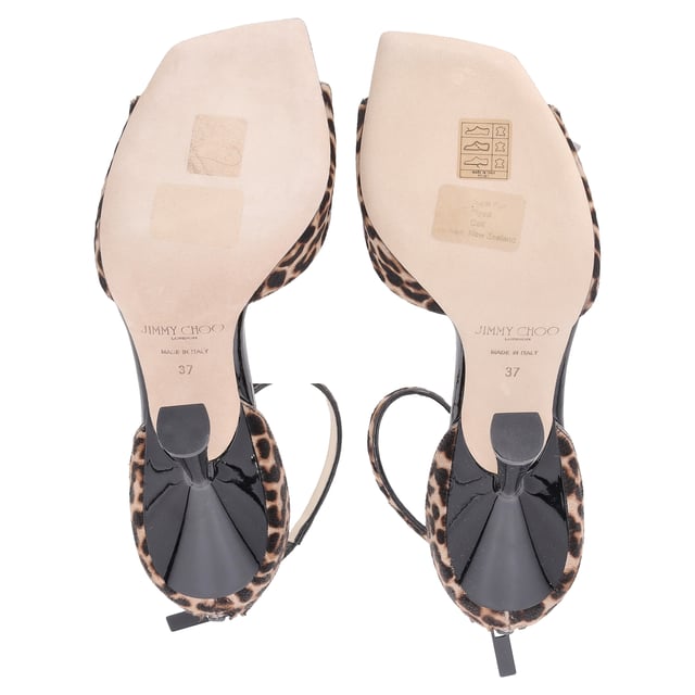 Jimmy Choo Reon Leopard Print Ankle Strap Heeled Sandals in Brown Calf Hair VINTAGE, RRP AS NEW
The Jimmy Choo Reon Leopard Print Ankle Strap Heeled Sandals in brown calf hair are the epitome of bold elegance and luxury. Featuring a striking leopard print design, these sandals are crafted from high-quality calf hair that exudes both texture and sophistication. The ankle strap ensures a secure fit while adding a touch of refinement, and the slender heel offers just the right amount of height to elevate any outfit. Perfect for both daytime chic and evening glamour, these sandals make a statement while remaining versatile enough for various occasions. Step into timeless style with the Jimmy Choo Reon Leopard Print Ankle Strap Heeled Sandals — a must-have for the fashion-forward.
Jimmy Choo Reon Leopard Print Ankle Strap Heeled Sandals in Brown Calf Hair
Condition: Excellent
Signs of wear: Include Box., No visible sign of wear. No Mark at insole., Very light mark at soles.
Packaging: Dust bag
Color: Brown
Material: Calf hair
Size: EU | 37/IT37/US7/UK4
Measurements: Heel height: 100; Insole length: 240
SKU: TONPUDESH444012W