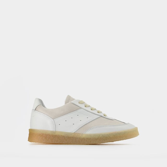 Dieses Paar weißer Sneakers von Mm6 Maison Margiela ist ein Muss für jeden Kleiderschrank. Mit den kontrastierenden beigen Aufnähern können Sie sie zu einer einfachen Jeans oder einem Minikleid tragen! Farbe: weiß - White/Silver Birch. Hauptmaterial: glattes Kalbsleder. Material Sohle: Gummi. Verschluss: Schnürsenkel auf der Oberseite. Form der Kappe: rund offen. Fällt normal aus - Sizing: Europäisch.