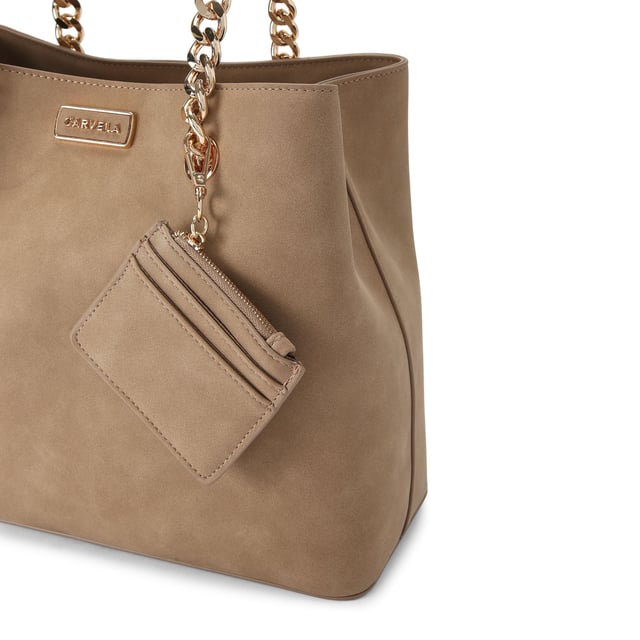 This Cammie tote bag features a camel microsuede exterior with gold tone hardware. There is a removable card wallet on the front chain. Dimensions: 27cm (H), 30cm (L), 16cm (D). Strap drop: 68cm.