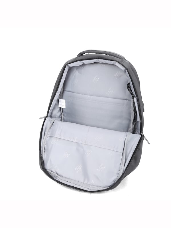 Mochila unisex. El cierre es con cremallera. Los bolsillos internos son bolsillos multifuncionales. Hay tres bolsillos externos con cremallera. Falta la correa para el hombro. El asa es de tela. Hay un compartimento interno. El material exterior es poliéster. Internamente está forrado en poliéster. Medidas: 30x15x42 cm. Producto de moda