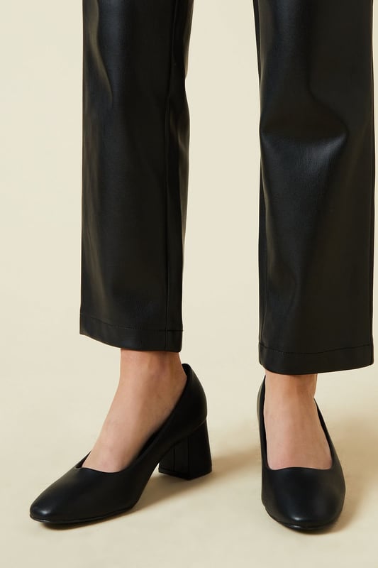 Introducing our Extra Wide Fit Elise Court Shoes, the perfect choice for women seeking both style and comfort. These pumps are designed to provide a comfortable fit without compromising on elegance.