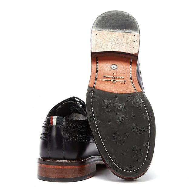Ben Sherman Archie Brogue Herren Schwarz Schuhe Ein raffinierter Schuhstil, der perfekt ist, wenn Turnschuhe einfach nicht ausreichen. Diese Brogues von Ben Sherman verfügen über ein hochwertiges Obermaterial aus Leder mit dekorativen Perforationen und einer traditionellen Brogue-Konstruktion mit Flügelspitze. Gesichert mit einem 5-Augen-Schnürverschluss und mit einer klassischen gestapelten Sohle mit Gummieinsatz abgeschlossen.