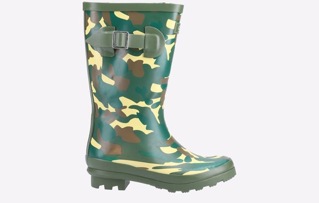 Designed in the heart of the countryside comes this fun junior wellington. A stylish smooth camo print with premium rubber offering excellent waterproofing and grip on muddy terrain.
- Lightweight and flexible pull on boot- Fully waterproof premium rubber upper
- Decorative strap and buckle feature
- Soft cotton lining
- Removable foam insole
- Deep traction tread
