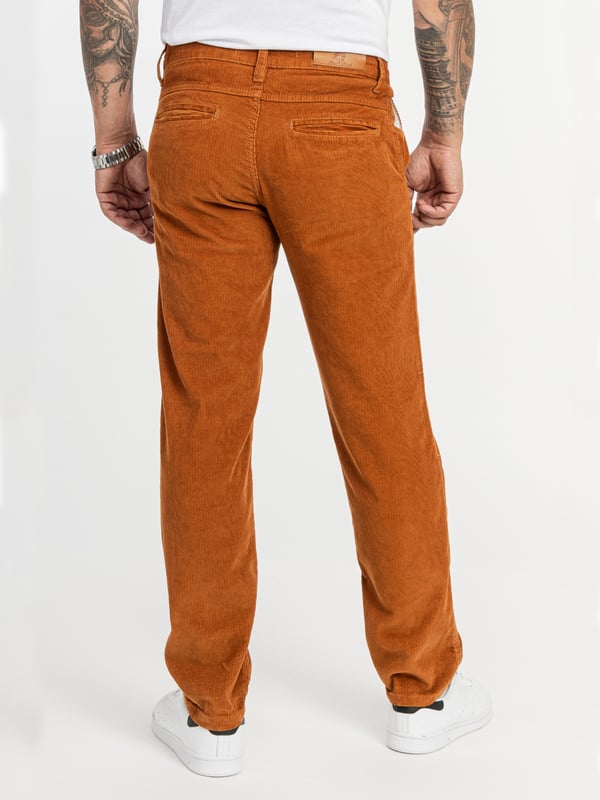 Wenn Sie nach stylischen Beinkleidern suchen, dann sind Sie bei Rock Creek an der richtigen Adresse. Die Marke bietet eine Vielzahl an modischen Hosen für Damen und Herren. Wählen Sie zwischen lässigen, eleganten und extravaganten Modellen und finden Sie die ideale Hose für Ihren Stil. Die verschiedenen Modelle begeistern mit einer hohen Materialqualität, einer hervorragenden Verarbeitung und einem angenehmen Tragegefühl. Außerdem präsentieren sie sich mit trendstarken Designs. Mit dem Modell RC-2156 bieten wir Ihnen, eine Cordhose mit einem robusten Stoff die zugleich weich, gemütlich und trotzdem edel aussieht an.