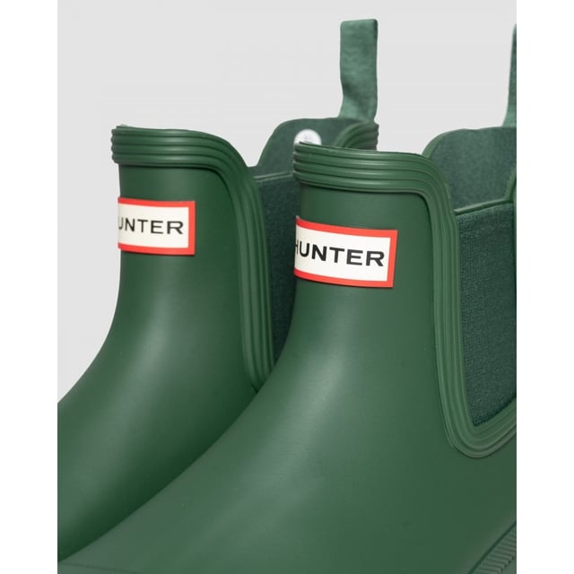 Botines chelsea originales Hunter de mujer en color verde, fabricados con goma y suela de goma. Características: impermeable, acabado mate, forro textil y caucho natural.