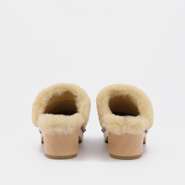 Tan chic como inusual, el zueco se ha hecho un hueco entre las it-girls más trendy. ¿Quieres sumarte a la tendencia? Déjate tentar por este modelo, fácil de combinar y de hacer tuyo. Llévalos a diario con unos vaqueros rectos desenfadados