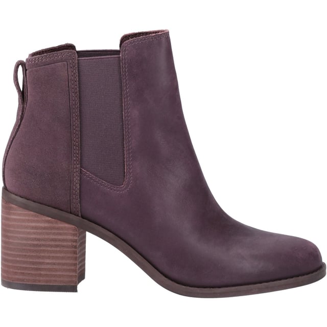 Mode ontmoet functie in de Evelyn enkellaars. Ontworpen voor comfort dankzij de precies goede blokhak en een dubbele boord voor gemakkelijk aan- en uittrekken. Een must-have stijl die je met gemak van je werk naar het weekend brengt.