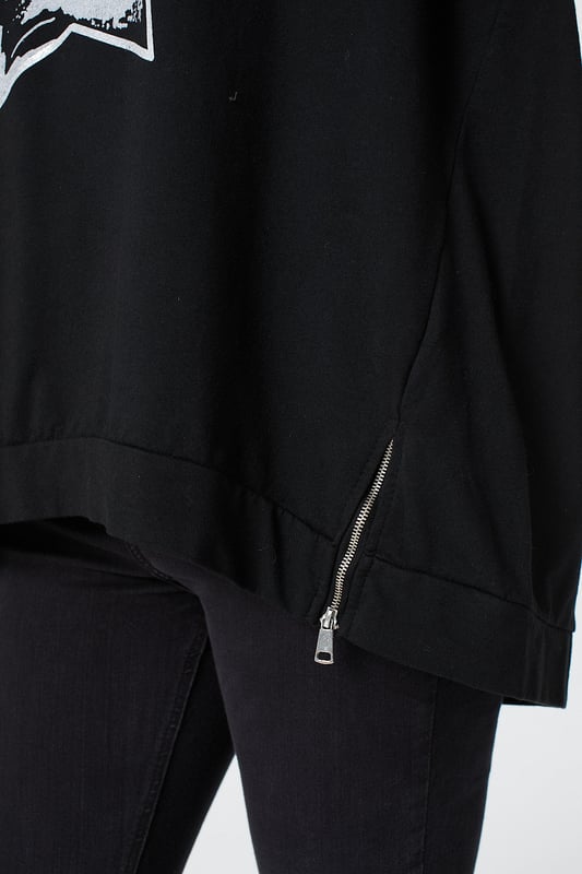 Add a star print oversized jumper to your closet. With a round neck, long sleeves and a hip length fit. Pair with skinny jeans trainers for a dressed down daytime look.
