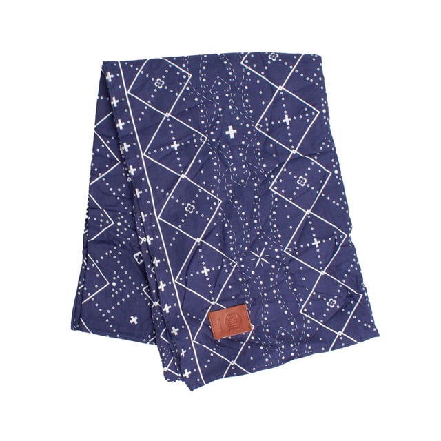 Buff Foulard-Schal für Damen
 Komplett aus weicher und widerstandsfähiger Baumwolle gefertigt, bietet es Eleganz, Komfort und Funktionalität für jeden Anlass.

 Dieses Accessoire vereint Stil und Funktionalität und ist perfekt, um Ihren Looks einen raffinierten Touch zu verleihen.

 Hauptmerkmale:

 - Foulard-Design, leicht und fließend, perfekt, um jedes Outfit aufzuwerten.
 - Atmungsaktives und schnell trocknendes Gewebe, ideal für den ganzjährigen Einsatz.
 - Einheitsgröße.
 - Vielseitig und einfach zu kombinieren, sowohl für den dekorativen Gebrauch als auch für den leichten Schutz von Nacken und Schultern geeignet.
 - Erhältlich in einer großen Auswahl an Farben und Drucken, die die Qualität und das charakteristische Design von Buff hervorheben.

 Ein praktischer und eleganter Schal, ideal für alle, die ein bequemes und stilvolles Accessoire für den täglichen Gebrauch suchen.
 Maßnahmen: 66X175cm
 Komposition: 100% Baumwolle
 Pflege:
- Maschinenwäsche max. bei 40 °C.
 - Vermeiden Sie die Verwendung von Weichspülern.
 - Verwenden Sie kein Bleichmittel.
 - Benutzen Sie keinen Trockner.
 - Bei niedrigen Temperaturen bügeln.