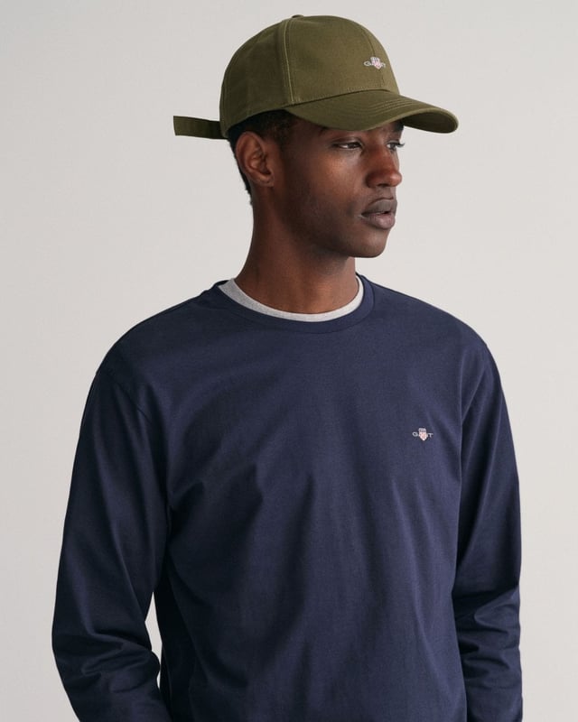 Featuring a small-scale shield graphic embroidered at the chest, this long-sleeved shirt is crafted from 100% cotton and detailed with fine ribbing at the neckline. Timeless, classic and versatile, this shirt can be worn as a layering piece and paired with any bottoms.
Regular fit  Crew neck  Long sleeves  GANT graphic embroidered at chest
&nbsp;
2004049
&nbsp;