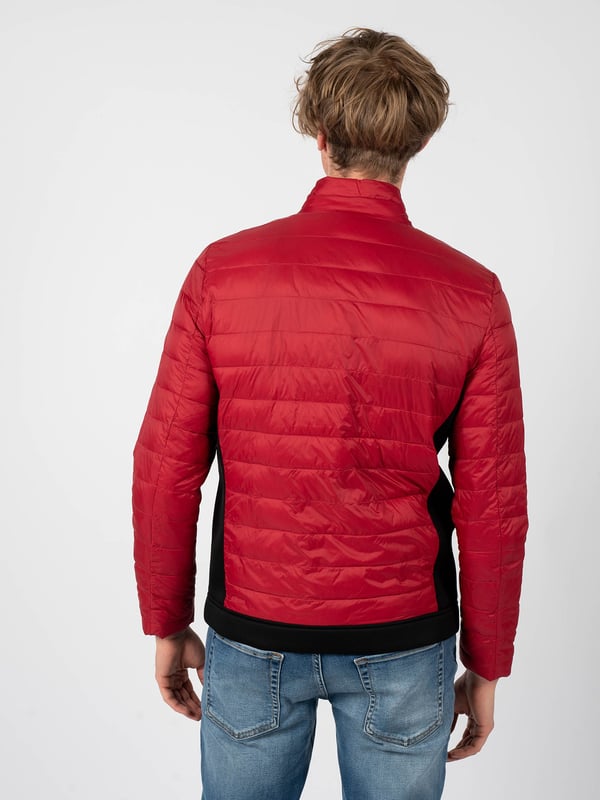 Eenvoudig gesneden
Gewatteerd
Met opstaande kraag
Sluit met een tweewegritssluiting
Twee voorzakken met sluiting
Binnenin een zak met klittenbandsluiting
Zij-inzetstukken in een contrasterende kleur
Bedrijfsdetail op de linkerkant
Gemaakt van hoogwaardige stof
Gevuld met synthetische vezels
