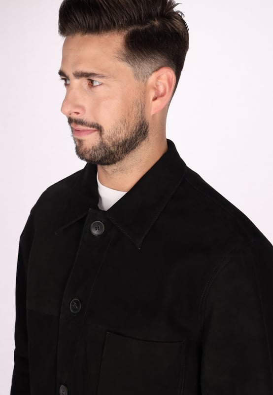 Ontdek het ultieme jack voor elke dag, ontworpen met een klassieke kraag en lange mouwen. Deze losse snit heeft functionele zakken, één op de borst en grotere zakken onderaan. De button-down voorkant zorgt voor een elegante afwerking. Dit tijdloze jack is gemaakt van premium geitensuèdeleer en is perfect voor elke gelegenheid.  Jas