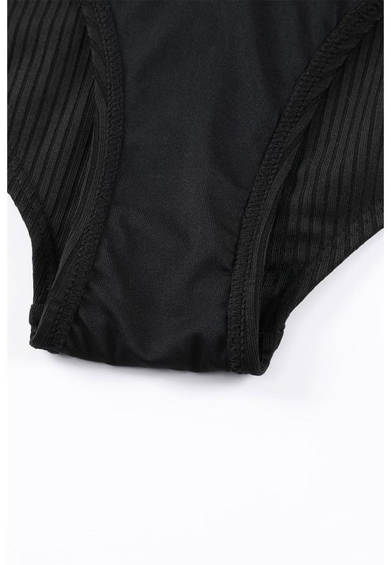 Adjustable straps for a customized fit
  Made of 90% Polyester and 10% Elastane
  Ribbed knit design for a stylish look
  Suitable for women
Material: 90% Polyester 10% Elastane