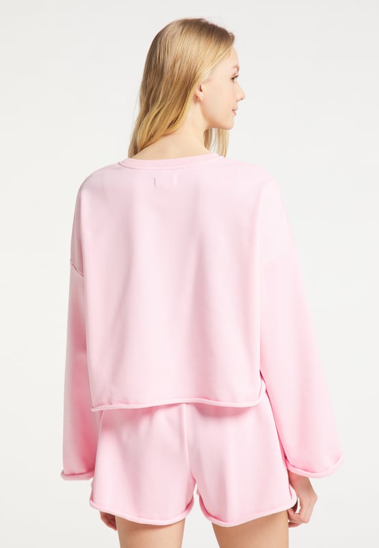 Voor gezellige uurtjes thuis, bij het sporten of op vakantie is de loungy sweat set van myMo een aanrader. De wijde, korte oversized trui is met zijn open randen en borduursel een echte blikvanger, terwijl de casual sweatshort met steekzakken de combinatie compleet maakt. De brede, elastische tailleband verhoogt het draagplezier. De pastelkleuren geven het comfy ensemble een heerlijk zomers gevoel.