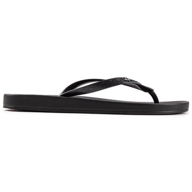 Diese vielseitigen und trendigen Flip Flops von Ipanema Brazil erfüllen alle Anforderungen. Vegan, mit Flexpand hergestellt, sind sie super bequem und 100% recycelbar. Ihr stilvolles Design in Schwarz mit geprägten Zehenriemen und charakteristischem Logo eignet sich hervorragend für Strandtage oder entspannte Shoppingtrips.