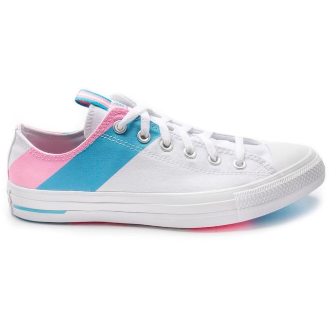 Een viering van inclusiviteit en trots, in al zijn vormen en kleuren, geïnspireerd door de vele vlaggen van de Lgbtq+ gemeenschap. De Chuck Taylor All Star Low Top heeft de blauwe en roze vlag om de transgemeenschap te vieren en te steunen.