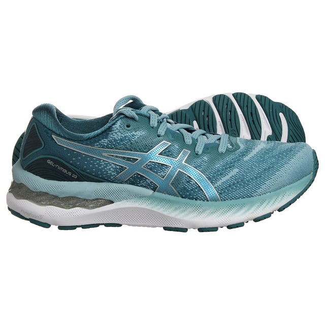 Las zapatillas de running Asics Gel-Nimbus 23 para mujer en color azul son unas zapatillas de running de primera calidad diseñadas para ofrecer comodidad, sujeción y rendimiento durante tus carreras. Estas son las principales características y detalles que suelen asociarse a estas zapatillas de running de alta calidad:

 Amortiguación de gel:  La serie Gel-Nimbus es conocida por su excepcional amortiguación, y la Gel-Nimbus 23 no es una excepción. Estas zapatillas cuentan con la tecnología de amortiguación Gel de Asics en el talón y el antepié, que proporciona una excelente absorción de impactos, reduciendo el impacto en las articulaciones y garantizando una pisada más suave.

 Material de calidad:  Asics es famosa por utilizar materiales de primera calidad en sus zapatillas de running. Estas zapatillas suelen estar fabricadas con materiales transpirables y duraderos para mantener los pies cómodos y bien sujetos durante las carreras.

 Color azul: Estas zapatillas de running vienen en un atractivo color azul con detalles complementarios, añadiendo un toque de estilo a tu atuendo de entrenamiento.

 Entresuela reactiva:  La entresuela está diseñada para ofrecer una pisada sensible y amortiguada, mejorando tu experiencia de carrera en general y proporcionando un gran equilibrio entre soporte y comodidad.

 Contrafuerte del talón:  Las zapatillas suelen incorporar un contrafuerte externo en el talón, que proporciona estabilidad y sujeción adicional a la zona del talón, reduciendo el riesgo de lesiones.

 Cierre de cordones: Estas zapatillas suelen incluir un sistema tradicional de cierre de cordones, que permite un ajuste seguro y personalizable.

 Cuello y lengüeta acolchados:  Para garantizar la comodidad y evitar rozaduras, las zapatillas vienen con cuello y lengüeta acolchados.

 Parte superior transpirable:  La parte superior de las zapatillas suele estar fabricada con un material de malla transpirable que favorece la circulación del aire y reduce la acumulación de humedad en el interior de la zapatilla.

 Suela duradera:  La suela exterior está diseñada para proporcionar una excelente tracción y durabilidad, garantizando el agarre y la estabilidad en diversas superficies de carrera.