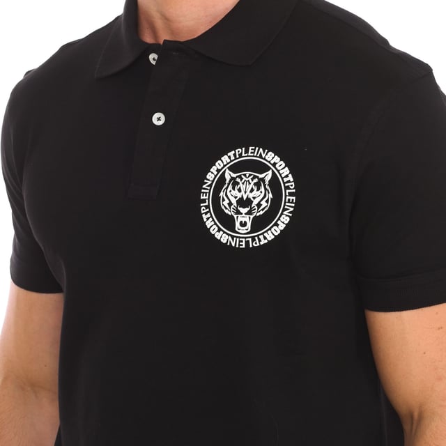 Polo Plein Sport met korte mouwen.
 Kraag met kapel
 Halfhoge knoopsluiting.
 Korte mouwen met geribde afwerking.
 Merkopdruk op de voorkant.
 Merkbadge op de achterkant.
 Naden in toon zichtbaar.
 Samenstelling: 95% Katoen, 5% Elastaan
 Onderhoud:
Wassen op maximale temperatuur 30º.
 Strijken op lage temperatuur.
 Geen droger gebruiken.
 Geen bleekmiddel gebruiken.
 Niet chemisch reinigen.