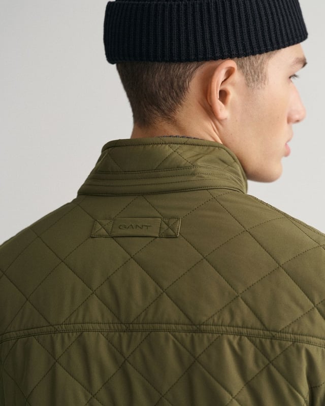 Crafted in a diamond quilting structure, this Quilted Windcheater Vest features recycled polyester padding and is treated with a water-repellent finish. Design details include a one-way zipper at the front, snap buttons at the collar, slanted welt side pockets and an elasticated hem and cuff with a press button adjuster.
Regular fit  Above hip length  Diamond quilting  Water-repellent 
&nbsp;
Shell - Polyester 100%Lining - Polyester 100%Padding - Recycled Polyester 100%
&nbsp;
7006341
&nbsp;
&nbsp;