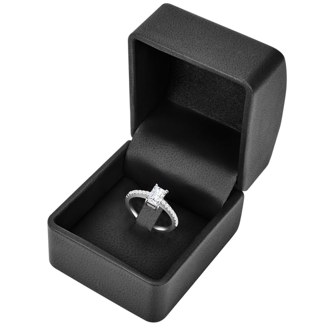 Are you looking for an exquisite engagement ring? This solitaire ring of the 1934 manufactory is a guarantee for an enthusiastic "yes" of her loved ones! An opulent, angular zirconia-solitary in brilliant cut becomes an incomparably sparkling eycatcher. Luxurious extra is the ring rail in the memoire ring design, which is half-coated with zirconia stones. Rhoding protects the ring made of high -glossly polished 925er protected from starting. A glamorous accessory that is not only an affordable alternative to expensive diamond rings, but is also often worn after the wedding!